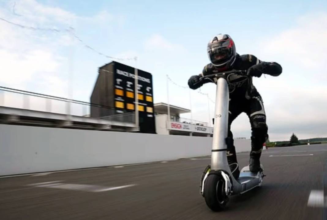 Saatte 160 Km ile uçuyor! Dünyanın en hızlı scooter’ı tanıtıldı! 5